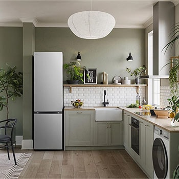 Lodówko-zamrażarka LG GBV7280DPY Prime Silver, wkomponowana w nowoczesną kuchnię, podkreśla elegancki 203 cm płaski design drzwi.