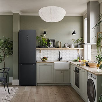 Lodówko-zamrażarka LG GBV5250CEP Essence Matte Black, 203 cm wysokości, wkomponowana w nowoczesną kuchnię, podkreśla elegancki i płaski design drzwi.