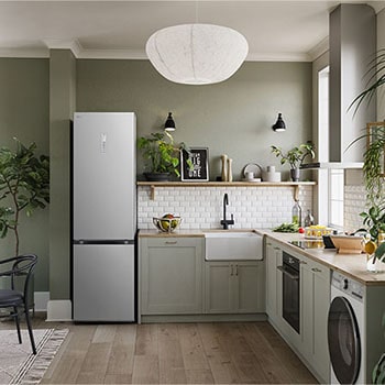 Lodówko-zamrażarka LG GBV7270CPY Prime Silver, wkomponowana w nowoczesną kuchnię, podkreśla elegancki 203 cm płaski design drzwi.