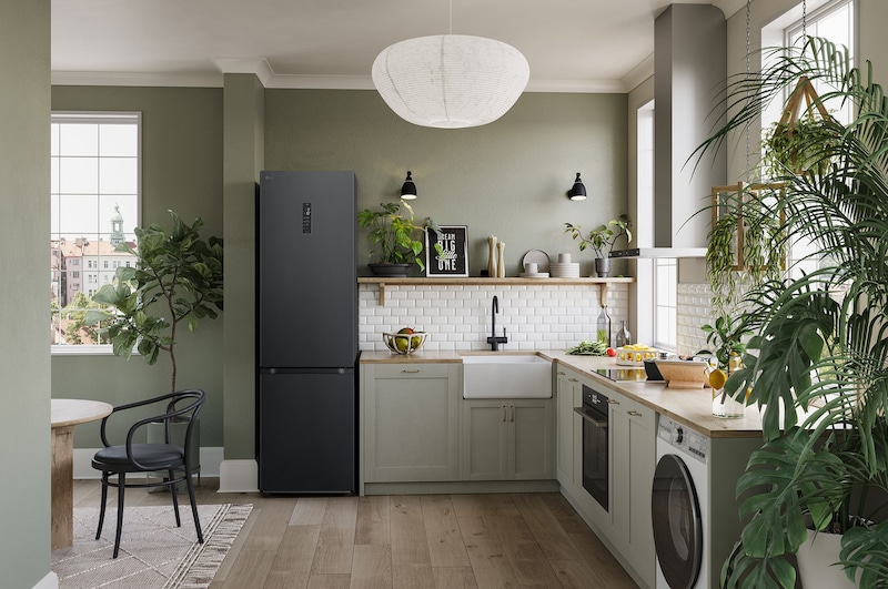 Lodówko-zamrażarka LG GBV7270CEV Essence Black Steel, 203 cm wysokości, wkomponowana w nowoczesną kuchnię, podkreśla elegancki i płaski design drzwi.