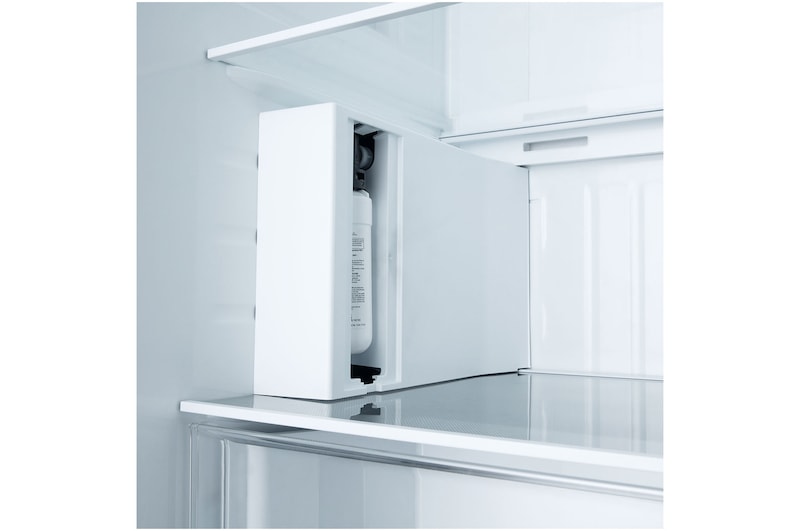 Powiększony widok komory wewnętrznego filtra wody prezentujący pionową obudowę i prowadzenie wkładu zaprojektowane dla łatwej wymiany oraz estetycznej integracji wewnątrz lodówki.