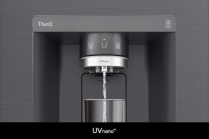 Lodówka LG GSXV90MCDE z technologią **UVnano**: zbliżenie na podświetlaną dyszę dozownika wody, automatycznie czyszczoną w celu redukcji bakterii.