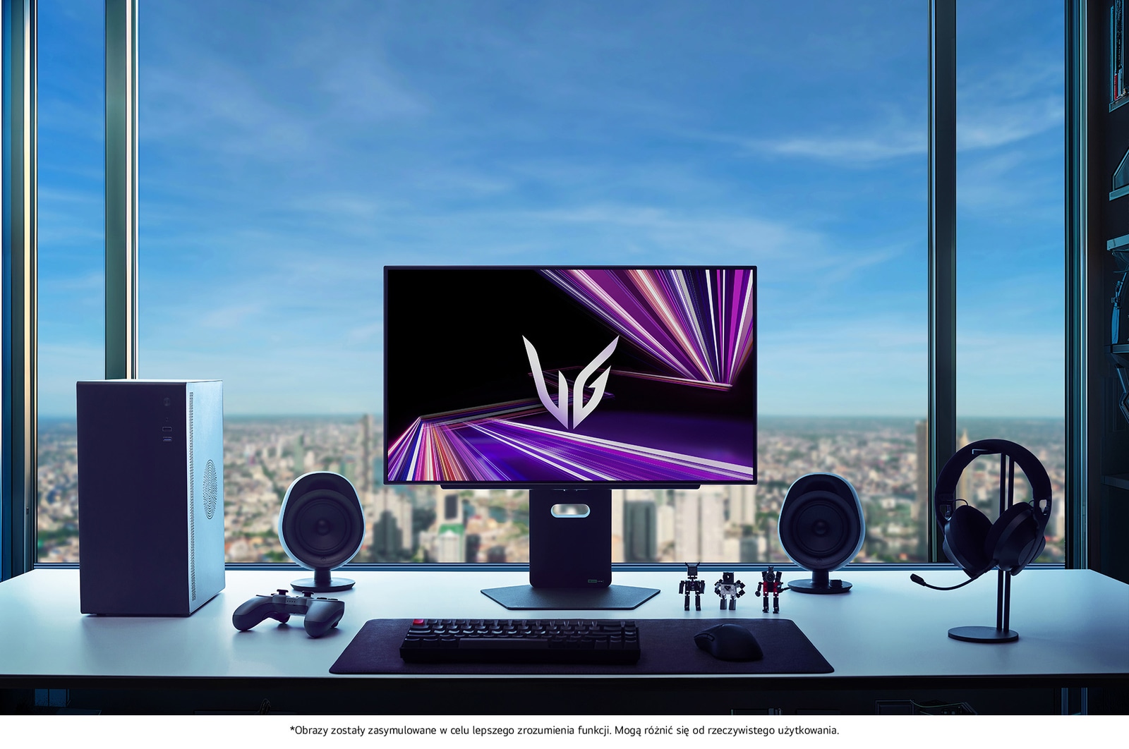 Monitor LG 27GX790A umieszczony w centrum ustawienia gamingowego premium, prezentujący ciemny nastrój pokoju z widokiem na miasto i zoptymalizowanymi peryferiami do immersyjnej rozgrywki.