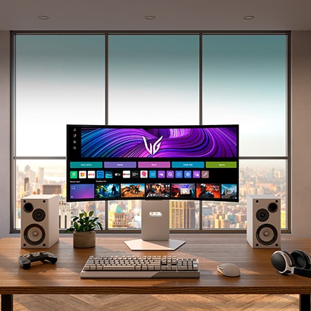 Monitor LG 34GX90SA w białym wzornictwie umieszczony na nowoczesnym biurku, prezentujący interfejs webOS z aplikacjami do gier i streamingu dla wszechstronnego zastosowania.