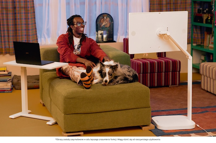 Monitor LG 32U889SA-W w białym wykończeniu używany elastycznie do rozrywki i komfortowej codziennej pracy w salonie na ergonomicznym stojaku.