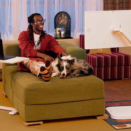 Monitor LG 32U889SA-W w białym wykończeniu używany elastycznie do rozrywki i komfortowej codziennej pracy w salonie na ergonomicznym stojaku.