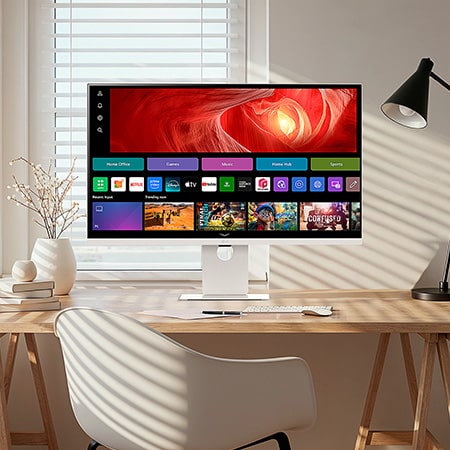 Monitor LG 37U730SA w białym wykończeniu w nowoczesnym biurze domowym, prezentujący interfejs webOS z aplikacjami streamingowymi i narzędziami produktywności dla wszechstronnej równowagi praca-rozrywka.
