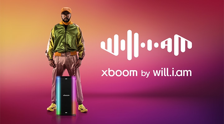 Beleuchteter LG xboom Stage 501 Speaker mit will.i.am im Hintergrund Schriftzug: „xboom by will.i.am“