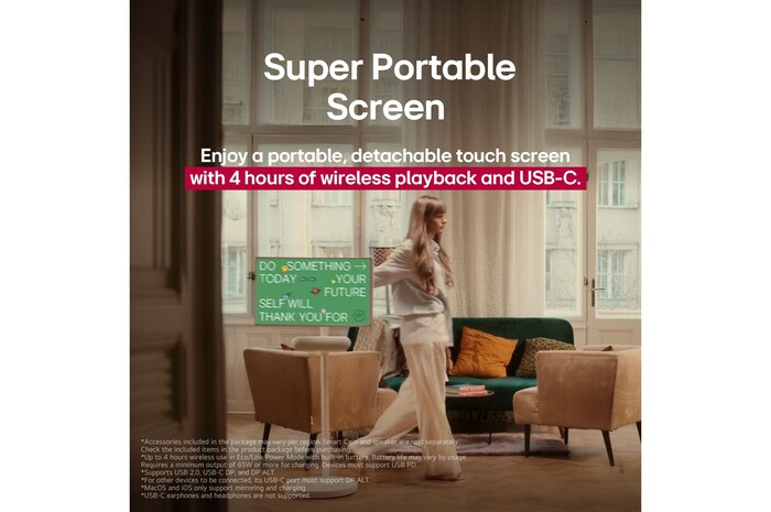 Osoba obracająca swój LG StanbyME 2 na stojaku pod telewizor. W tekście wyjaśniono, że Super Portable Screen zapewnia 4 godziny bezprzewodowego odtwarzania i jest wyposażony w złącze USB-C.