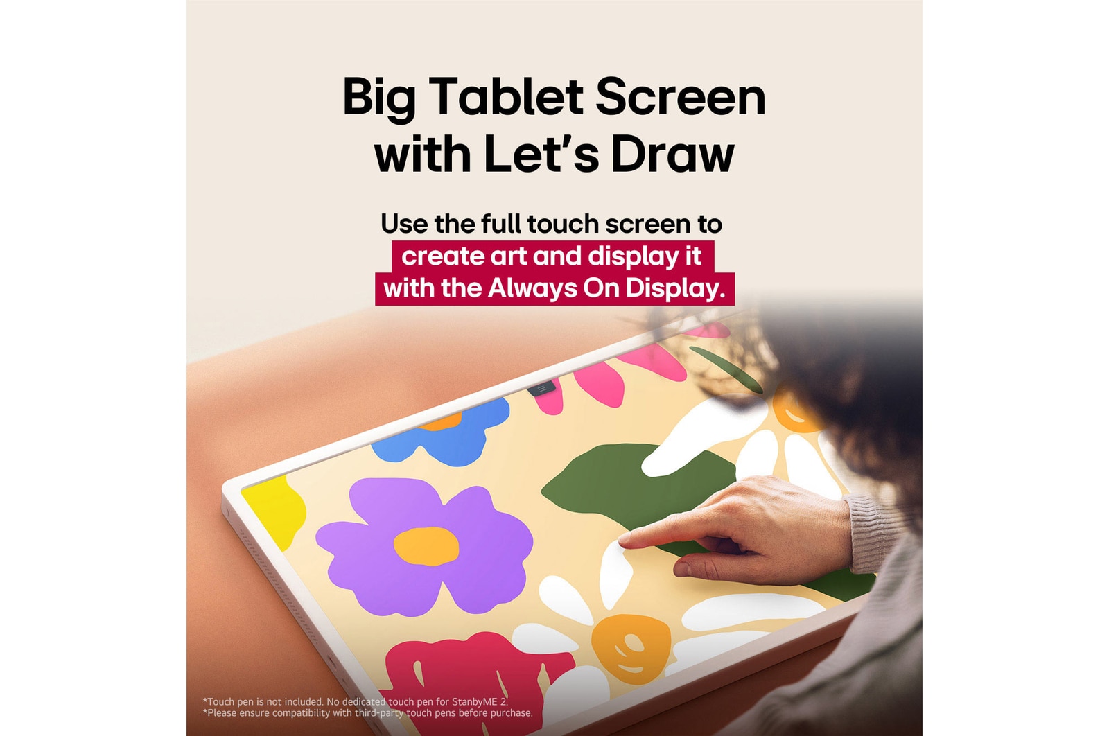 LG StanbyME 2 leży na stole. Aplikacja Let's Draw jest w użyciu. Osoba tworzy dzieło sztuki, używając tylko palca i ekranu dotykowego. Tekst opisuje, jak można wykorzystać ekran jako cyfrowe płótno i wyświetlać dzieło sztuki za pomocą funkcji Always On Display.