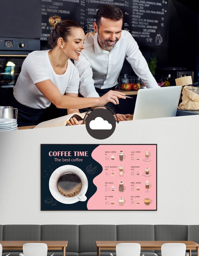 Menedżerowie kawiarni tworzą menu, które będą wyświetlane na wyświetlaczu zainstalowanym na ścianie kawiarni przy użyciu oprogramowania do zarządzania treścią.