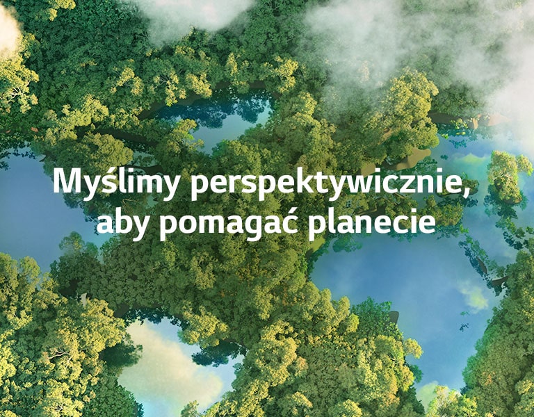 Widok zielonego lasu i chmur z lotu ptaka
