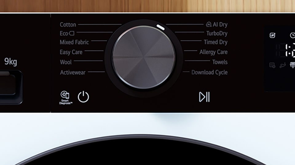 Film przedstawiający suszarkę LG działającą w wnętrzu urządzonym w stylu drewnianym, demonstrujący funkcję AI Dry.