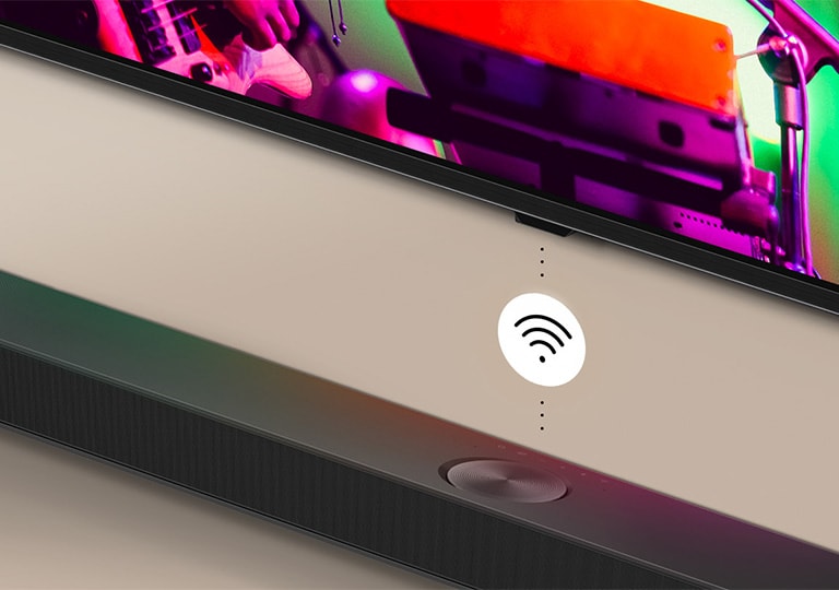 LG TV i LG soundbar zamontowane na ścianie z białą grafiką symbolu Wi-Fi pośrodku.