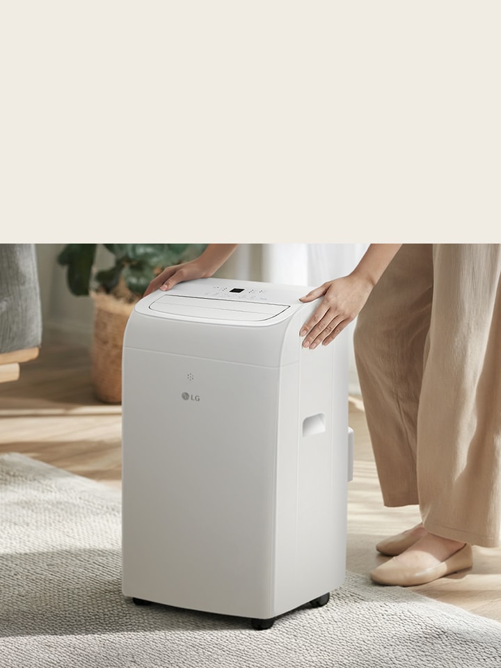 Przenośny klimatyzator monoblokowy z rurą LG na kółkach ułatwiających szybkie przemieszczanie między pokojami.