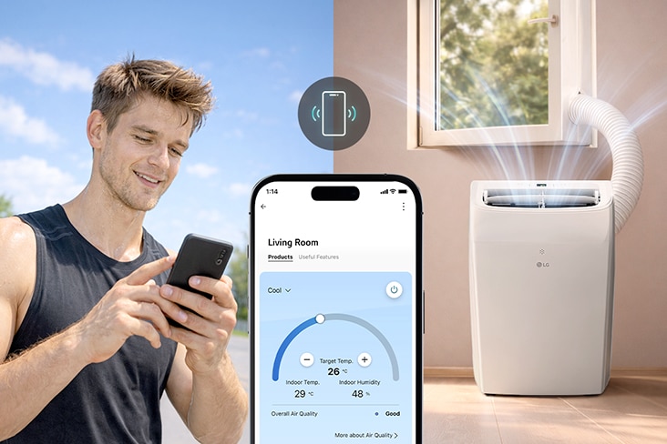 Mężczyzna steruje przenośnym klimatyzatorem LG bez jednostki zewnętrznej za pomocą aplikacji LG ThinQ na smartfonie.