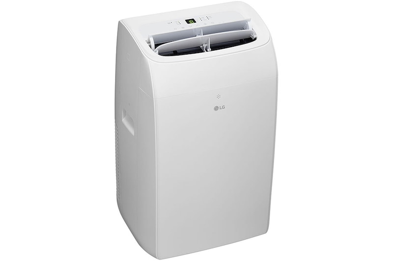 Ujęcie pod kątem z przodu przenośnego klimatyzatora LG 2,64kW P9NC09TSED0 z otwartym wylotem powietrza.
