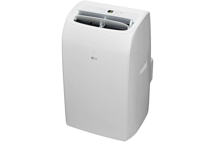 Ujęcie pod kątem z tyłu przenośnego klimatyzatora LG 2,64kW P9NC09TSED0 z otwartym wylotem powietrza.