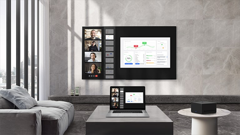 Film pokazujący osobę odbywającą wirtualne spotkanie zespołu, z laptopem podłączonym do telewizora LG OLED M3. Laptop znajduje się obok telewizora, który wydaje się przekrzywiony z powodu konieczności uzyskania dostępu do tylnych portów. Klawiatura znajduje się na kanapie, daleko od laptopa, co podkreśla niedogodności takiej aranżacji. Scena się zmienia — telewizor jest równo ustawiony przy ścianie, a laptop wygodnie podłączony do modułu Zero Connect obok kanapy.