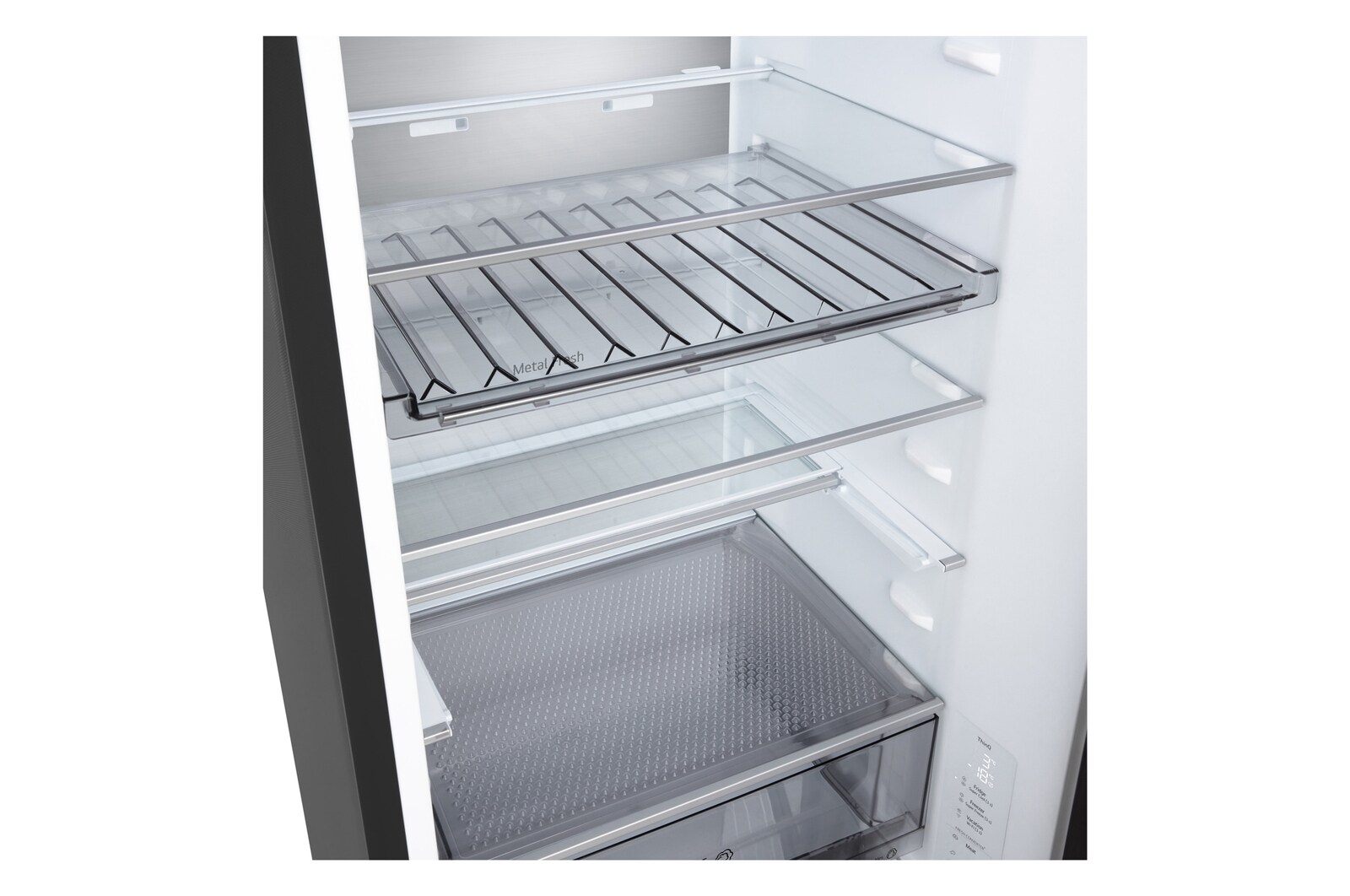 Lodówka z dolną zamrażarką LG (GBBSJ20EPY) zabudowana równo w wysokiej ścianie w ciepłym, beżowym kolorze, z białymi strzałkami skierowanymi na górną i przednią powierzchnię