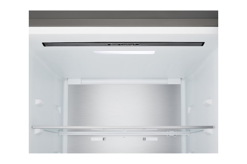 Lodówka z dolną zamrażarką LG (GBBS726CEV) w przestrzeni mieszkalnej z widokiem na miasto nocą; na zdjęcie nałożono grafikę przedstawiającą tryb oszczędzania energii AI oraz wykres zmiennego zużycia energii