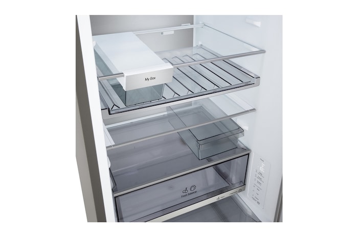 Lodówka z dolną zamrażarką LG (GBBS726CEV) zabudowana równo w wysokiej ścianie w ciepłym, beżowym kolorze, z białymi strzałkami skierowanymi na górną i przednią powierzchnię