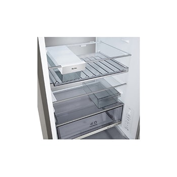 Lodówka z dolną zamrażarką LG (GBBS726CEV) zabudowana równo w wysokiej ścianie w ciepłym, beżowym kolorze, z białymi strzałkami skierowanymi na górną i przednią powierzchnię