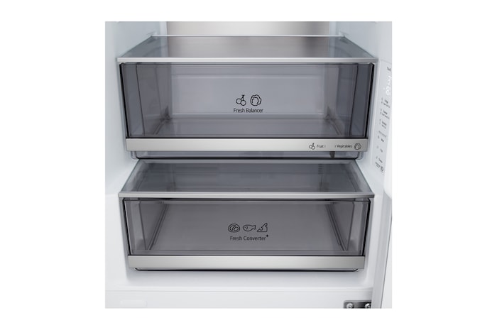 Zbliżenie na półkę na wino w lodówce z zamrażarką LG (GBBS726CEV), na której znajdują się cztery butelki wina oraz pudełko makaroników; w okrągłym powiększeniu pokazano szczegóły konstrukcji tej półki