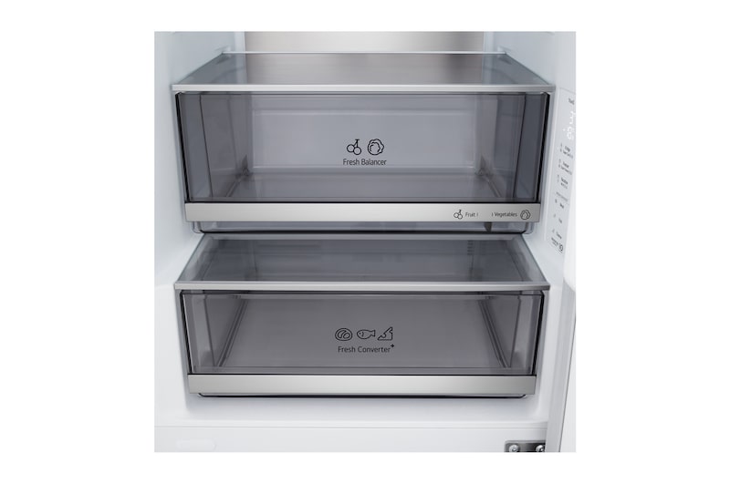 Zbliżenie na półkę na wino w lodówce z zamrażarką LG (GBBS726CEV), na której znajdują się cztery butelki wina oraz pudełko makaroników; w okrągłym powiększeniu pokazano szczegóły konstrukcji tej półki