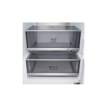 Zbliżenie na półkę na wino w lodówce z zamrażarką LG (GBBS726CEV), na której znajdują się cztery butelki wina oraz pudełko makaroników; w okrągłym powiększeniu pokazano szczegóły konstrukcji tej półki