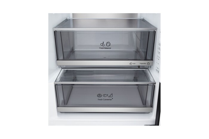 Lodówko-zamrażarka LG GBV7280AEV pokazuje wnętrze NatureFRESH z półką na wino i szufladami na warzywa dla długotrwałej świeżości.