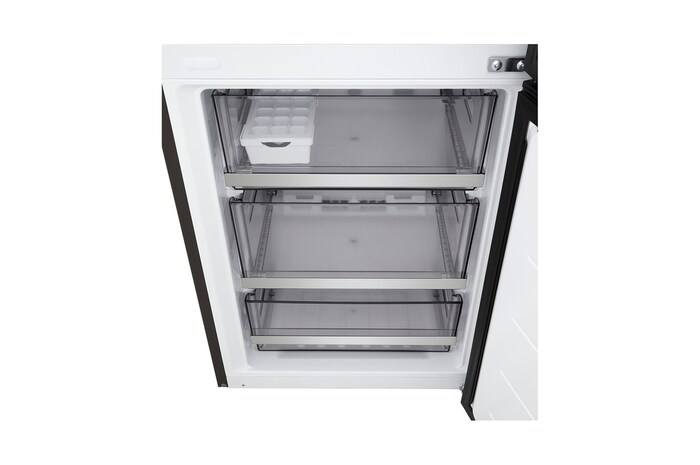 Lodówko-zamrażarka LG GBV7280AEV Essence Black Steel, 203 cm wysokości, wkomponowana w nowoczesną kuchnię, podkreśla elegancki i płaski design drzwi.