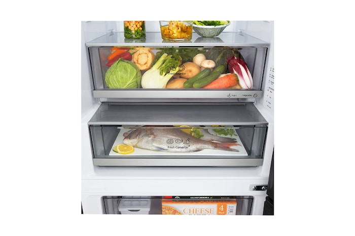 Zbliżenie na półkę na wino w lodówce LG, na której znajdują się cztery butelki wina oraz pudełko makaroników; po lewej stronie, w okrągłym powiększeniu, pokazano szczegóły konstrukcji tej półki.