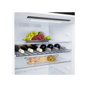 Lodówka LG z dolną zamrażarką w przestrzeni mieszkalnej z widokiem na miasto nocą; na zdjęcie nałożono grafikę przedstawiającą tryb oszczędzania energii AI oraz wykres zmiennego zużycia energii.