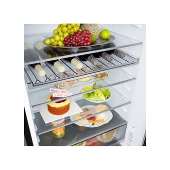 Lodówka LG z dolną zamrażarką, zabudowana równo w wysokich, ciepłobeżowych szafkach, z białymi strzałkami wskazującymi na górną, boczną i przednią powierzchnię lodówki.