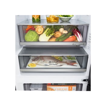 Zbliżenie na półkę na wino w lodówce LG, na której znajdują się cztery butelki wina oraz pudełko makaroników; po lewej stronie, w okrągłym powiększeniu, pokazano szczegóły konstrukcji tej półki.