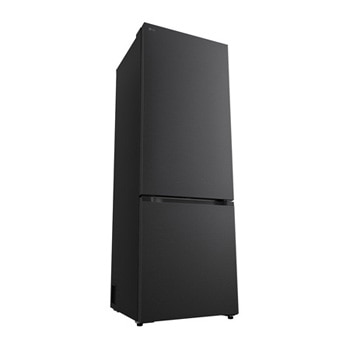 Lodówka GBBW322CEV zabudowana w ciemnobrązowej kuchni, z oknem i kanapą po lewej oraz zlewem po prawej stronie.