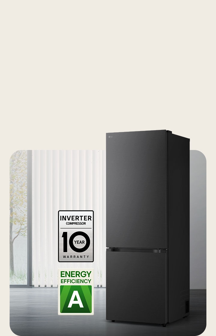 Widok z przodu na matową czarną lodówkę z dolną zamrażarką LG (GBBW726AEV), umieszczoną w jasnym pomieszczeniu z pionowymi roletami. Poniżej przedstawiono ikony 10-letniej gwarancji na sprężarkę i efektywności energetycznej A.