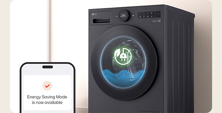 Pralka LG z ikoną Trybu Oszczędzania Energii obok ekranu telefonu pokazującego status trybu, w jasnym pomieszczeniu	
