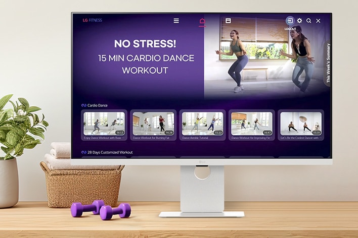 Ekran LG Smart Monitor Swing wyświetla różne filmy LG Fitness.