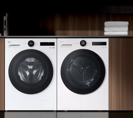Obraz wnętrza pralki i suszarki obok siebie.