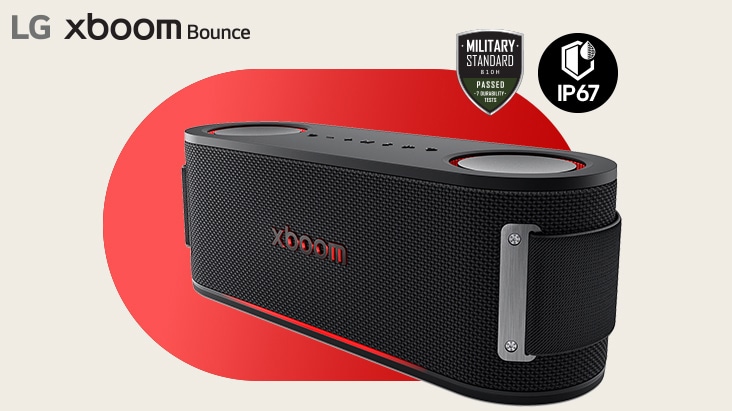 xboom Bounce jest umieszczony ukośnie na czerwonym tle. Po prawej stronie: logo norm wojskowych i IP67, a w lewym dolnym rogu: logo nagrody Digital Trend.