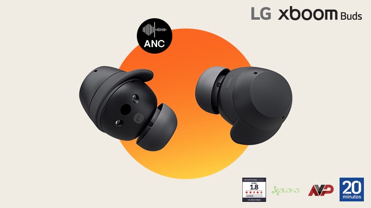 Para czarnych słuchawek xboom Buds umieszczona na pomarańczowym tle. Po lewej stronie: logo ANC, a na dole: logo nagród Digital Trends, Kopfhoere, Xataka, AV Pasión i 20minutos.
