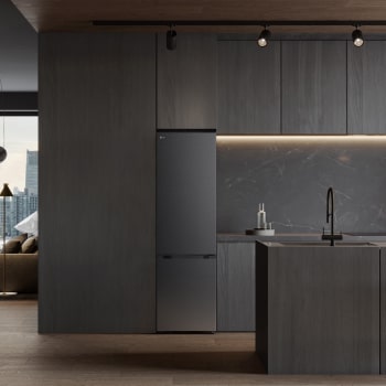 LG-koelkast met vriesvak (gbbs726cpy) ingebouwd in donkerbruine kasten met raam en bank aan de linkerkant en een spoelbak aan de rechterkant