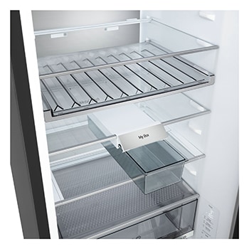 Plank van LG-koelkast met vriesvak (GBBS726Cgbbs726cpyEV) gemarkeerd in het blauw met pijltjes omhoog en omlaag, afbeelding aan de rechterkant laat gevouwen plank met twee waterflessen zien