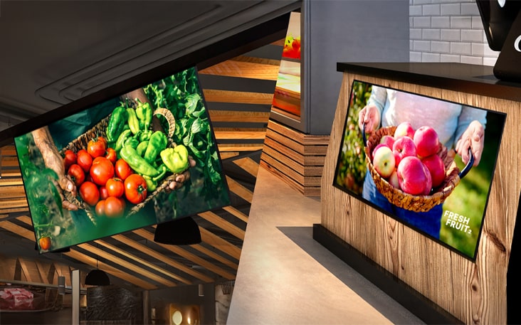 Un UL3Q se instala en el techo de la tienda con inclinación hacia abajo y el otro se monta debajo del mostrador con inclinación hacia arriba; ambos muestran el contenido.