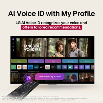 En la pantalla de un televisor LG OLED TV se muestra la página de inicio de webOS 25 llena de aplicaciones y contenidos de entretenimiento. Junto al televisor está el mando a distancia LG AI Magic Remote. El botón AI está iluminado como si se hubiera activado con la voz del usuario. A su lado se puede ver una burbuja de texto que cambia a Mi cuenta. El texto breve explica cómo los usuarios pueden sincronizar su voz a su perfil personal para facilitar la navegación y recibir recomendaciones personalizadas.