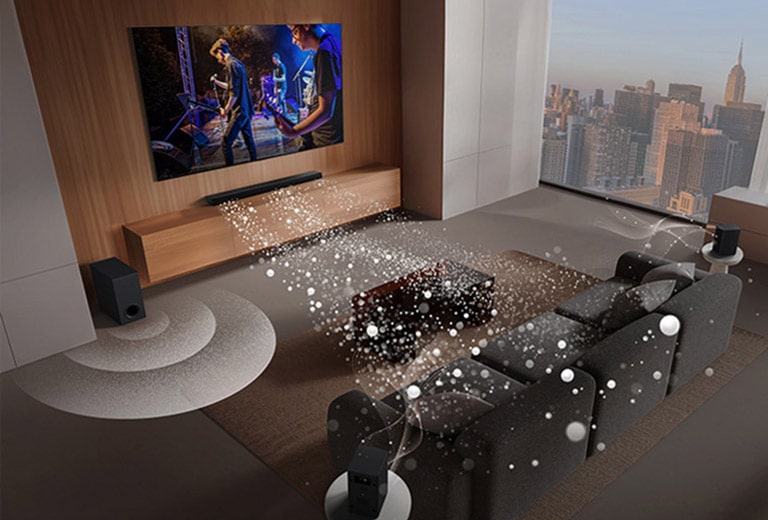 A LG Soundbar, a LG TV e o subwoofer estão numa sala de estar a apresentar uma imagem no ecrã e a reproduzir uma atuação musical. Três ramos de ondas sonoras brancas constituídos por gotículas são projetados a partir da barra de som e um subwoofer cria um efeito sonoro a partir da parte inferior.