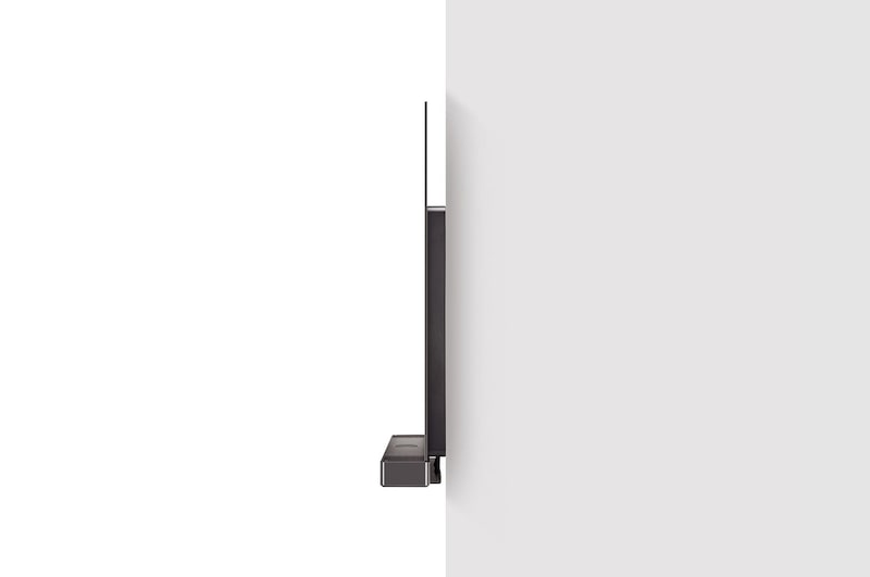 Vista lateral da LG OLED evo TV, OLED C4 fixada à parede com o suporte Synergy