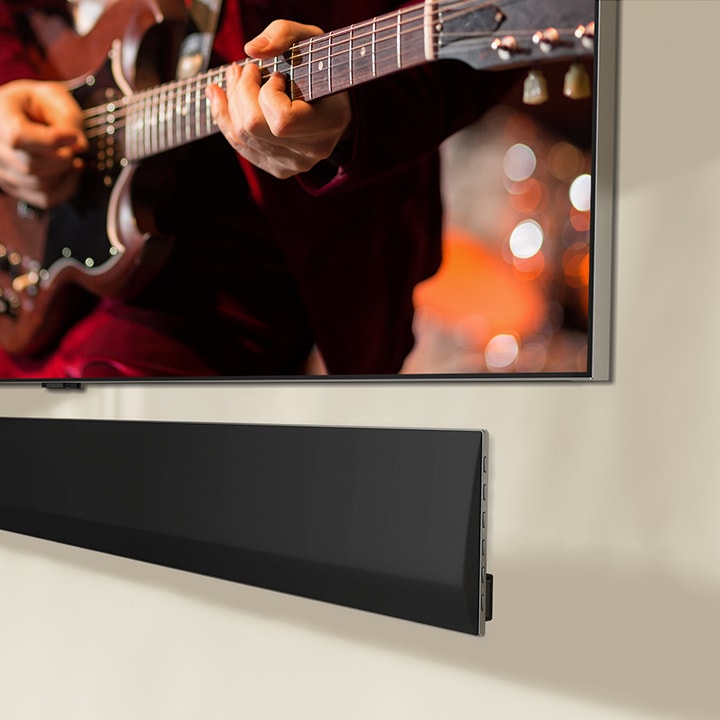 Una prospettiva angolata della parte inferiore di un TV OLED LG e di una soundbar LG.